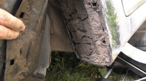 В Hyundai Солярис кучи земли в дренажных отверстиях Авто ВАЗ давно бы сгнил