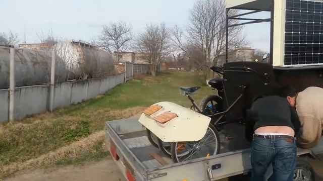 Загрузка велорикши кофе бара на колесах