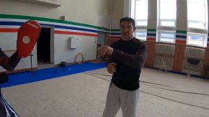 Самый быстрый удар рукой и незаметный, запрещен в боксе.Ударить по ножу боксёр не сможет. Уракен