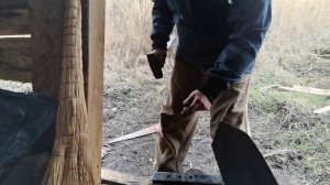Нарезаю борозды для посадки чеснока