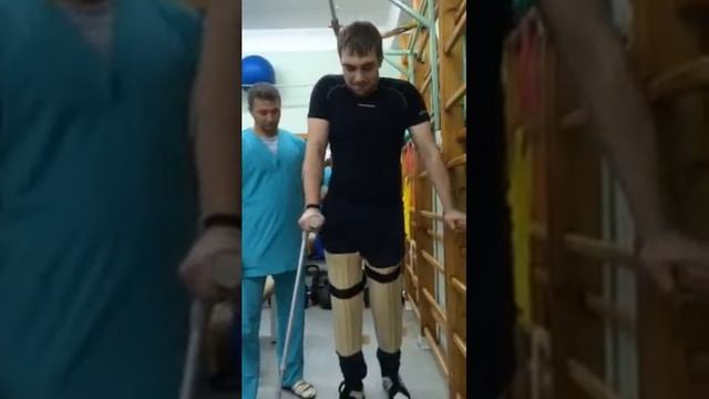 Спинальник. Ходьба в туторах с опорой о шведскую стенку слева и на канадку справа