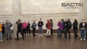 На платформе станции метро "Октябрьская" в Минске пели "Муры"