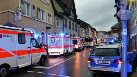 На западе Германии автобус со школьниками врезался в здание