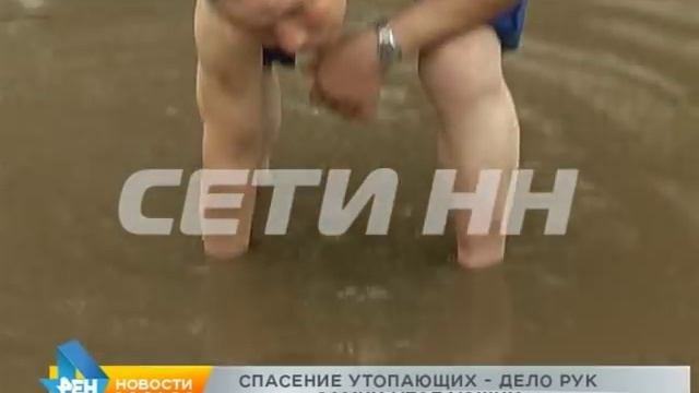 Житель Ленинского района в одиночку решил вычерпать лужу смотреть онлайн