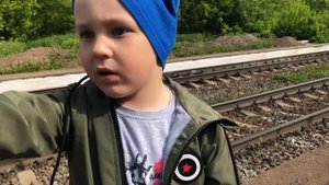 Поезда На Железнодорожной Станции. Дима Смотрит Поезда