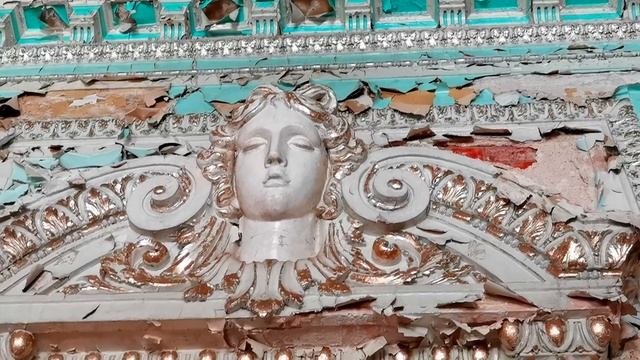 Маскароны и лепнина в замке булочника Филиппова.