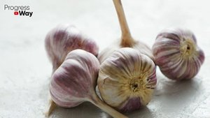 Обязательно дайте чесноку при посадке перекись и будете собирать чеснок тоннами! Посадка чеснока!