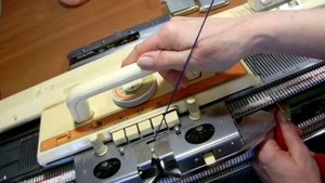 Двухцветный свитер. Вертикальное соединение на вязальной машине в процессе вязания полым шнуром