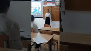 девочка красиво объясняет урок.