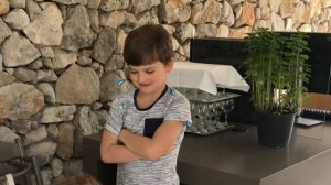 Играем в прятки. Раз, два, три, четыре, пять - Мишель идёт искать.