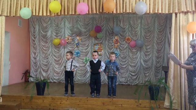 Утренник на День матери: частушки поют мальчишки