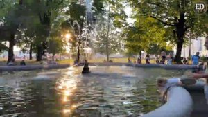 Сад Зимнего дворца в Санкт-Петербурге летом 2021 года на закате