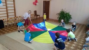 Карусель из ленточек закружила деточек