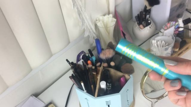 Разбор коллекции косметики: туалетный столик, кисти, туши смотреть онлайн