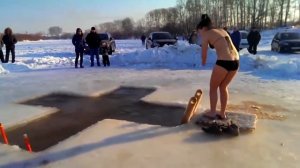 Девушка первый раз купается в проруби! Прикол