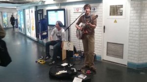 Guys Playing in Paris subway /  Парни играют Парижском метро