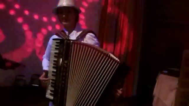 Ведущая-аккордеонистка