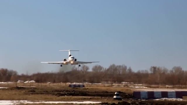 Посадка Ту-154м с супер коротким пробегом смотреть онлайн