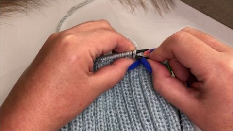 Как связать фиксированный отворот шапки. Шапка с двойным отворотом резинкой 2х2