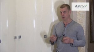 Вместительный угловой шкаф с распашными дверями