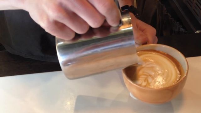 Латте Арт рисунок "павлин" смотреть онлайн