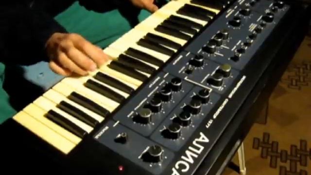 советский аналоговый синтезатор Алиса-1377