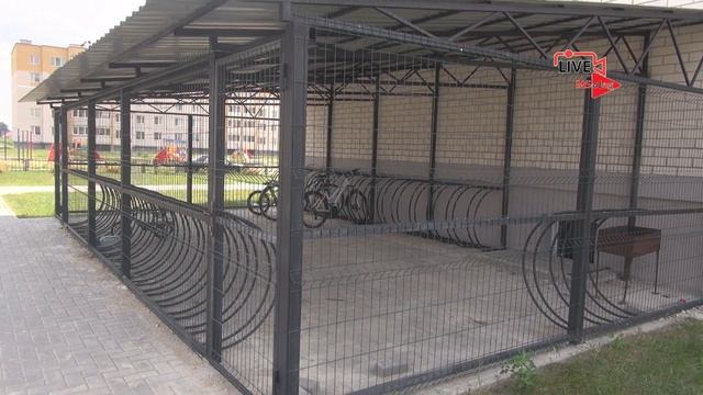Велопарковка своими руками, крытая с навесом во дворе многоэтажек Дрогичин. смотреть онлайн