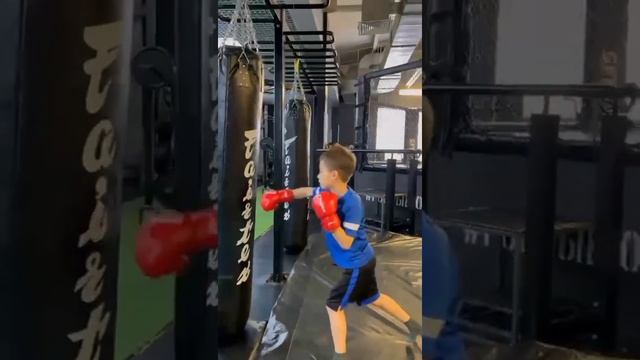 КИРИЛЛ ТРЕНЕРУЕТСЯ ПО РУКОПАШНОМУ БОЮ:) смотреть онлайн