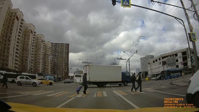 Взгляд из окна такси. Едем от Мичуринского проспекта до Озерной улицы. смотреть онлайн