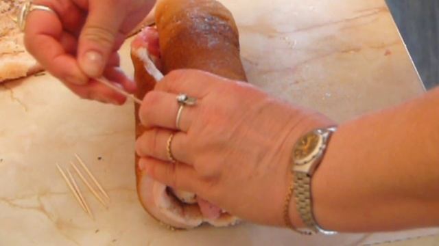 Варёный рулет из  тонкого свиного сала