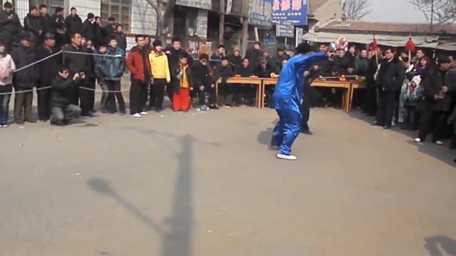 Парная форма (дуйлянь): копьё восьми пределов (бацзи цян) против 3-х звенной палки (саньцзегунь).