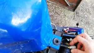 Снимаем топливный бак. Стелс дельта 200.