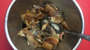 Рыба запеченная в соевом соусе с луком и чесноком