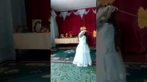 "Осень милая шуршит "- поёт Клюкина Лилия, 5лет.