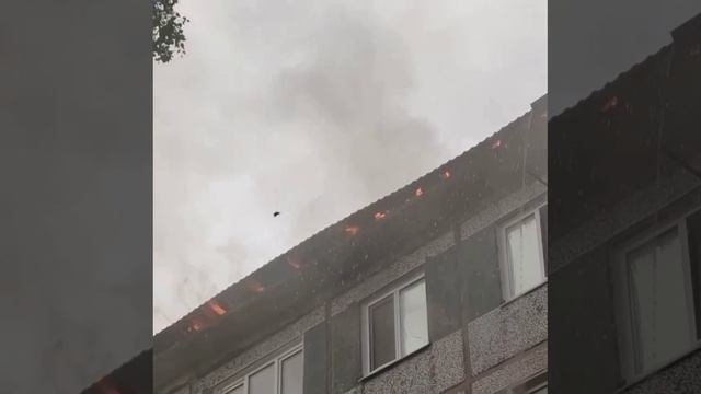 Пожар на крыше омской пятиэтажки начался после удара молнии