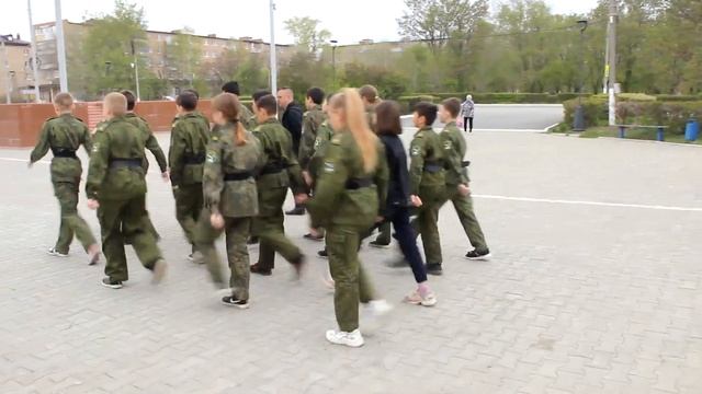 Юнармейцы отрабатывают строевой шаг смотреть онлайн