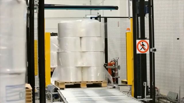 Обмотка паллеты в стрейч-плёнку. Укрывание верха поддона защитной плёнкой.