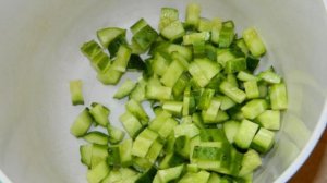 Салат с помидорами, кукурузой и зеленью