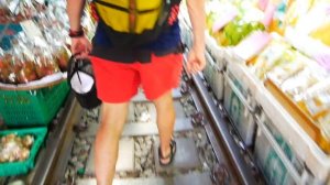 Самый Опасный Рынок Раскрывающихся Зонтов / Maeklong Railway Market / Бангкок - Таиланд #21