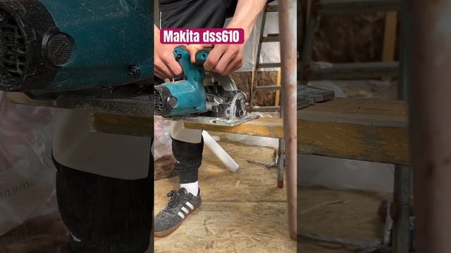 Роспуск доски циркулярной пилой. #makita #строюсам #каркасныйдом