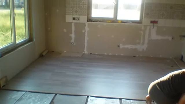 VLOG строительный. Заканчиваем ламинат на кухне. смотреть онлайн