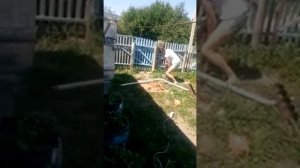 Девушка и дрель!) Сверлит камни в земле, что бы установить столбики для забора.