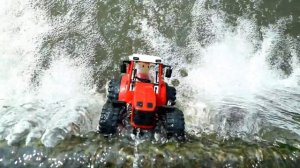 Трактора возят водоросли на дамбе