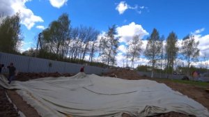 Плавательный пруд своими руками, укладываем геотекстиль для пруда.