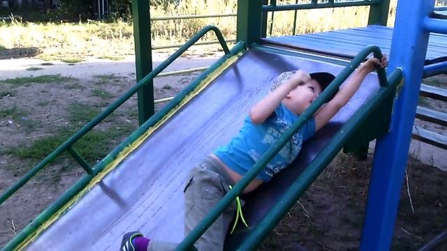 На детской площадке.Старые советские горки и качели. смотреть онлайн