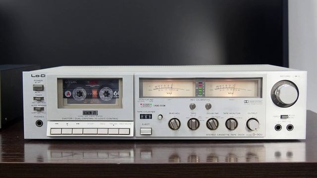 Lo-D D-90S ￥79,800(1979年発売) Сквозной канал, три аудио головки, кассетная дека высшего класса. смотреть онлайн