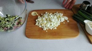 Салат "Нежный" с плавленным сырком и колбасой.