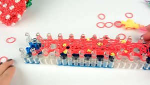 Сумка "Клубничка" из резинок Rainbow Loom на станке