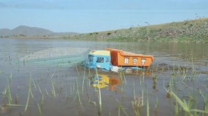 Загружаем песок в самосвалы