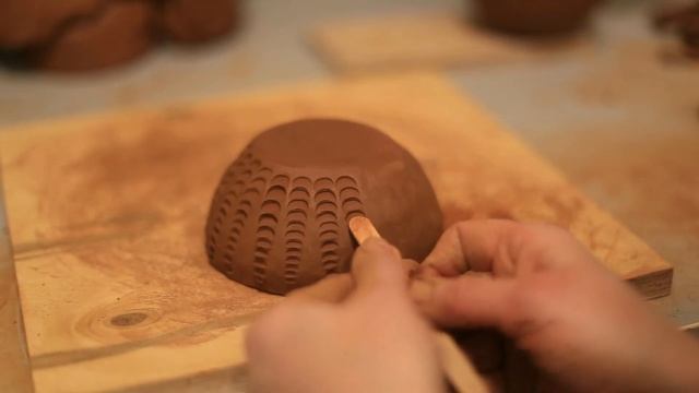 Декор керамики: простой способ, красная глина.
